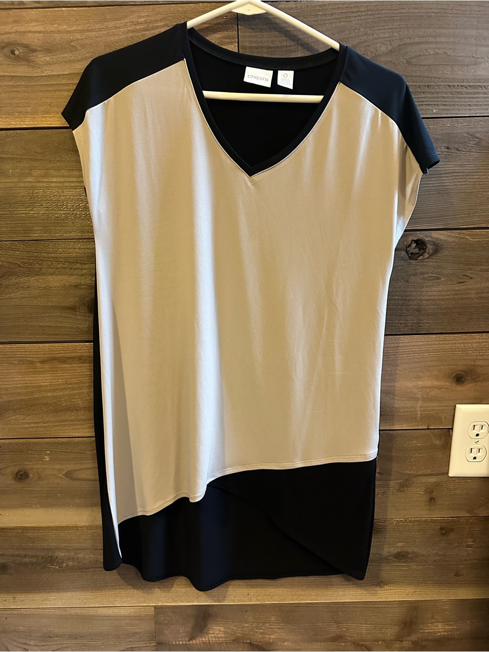 Two-Tone V-Neck Colorblock shirt in Beige and Black